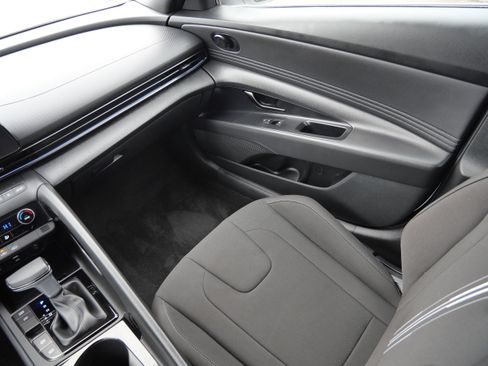 Certified 2025 Hyundai Elantra SEL image 11