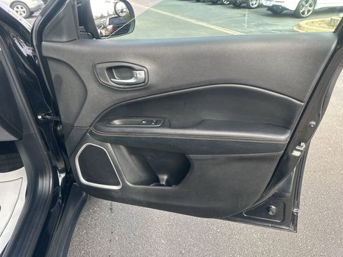 Used 2018 Jeep Compass Latitude w/ Popular Equipment Group image 9