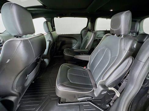 Used 2024 Chrysler Pacifica Limited w/ S Appearance Package FWD image 24