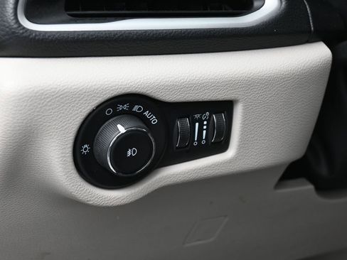 Used 2024 Chrysler Pacifica Select image 15