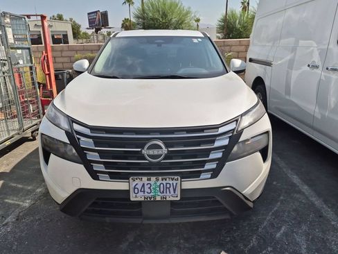 Used 2024 Nissan Rogue SV FWD image 2