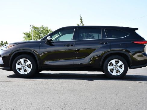 Used 2021 Toyota Highlander LE FWD image 4
