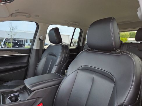 Used 2024 Jeep Grand Cherokee Limited w/ Black Appearance Package AWD/4WD image 27