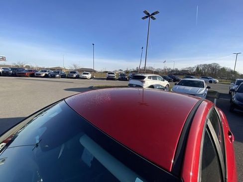 Used 2021 Hyundai Elantra SE image 3