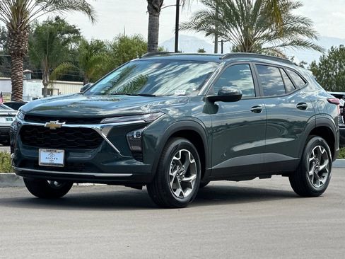 New 2026 Chevrolet Trax LT w/ Sunroof Package FWD image 8