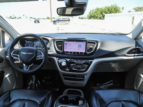Used 2022 Chrysler Pacifica Touring-L FWD image 12
