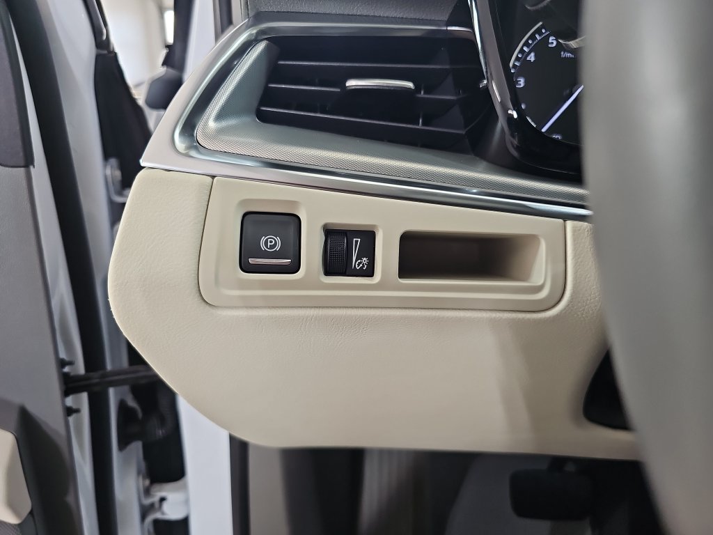 Used 2024 Cadillac XT5 Premium Luxury w/ LPO, Floor Liner Package AWD/4WD image 32