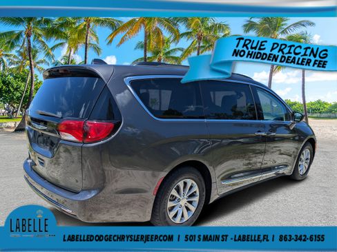 Used 2017 Chrysler Pacifica Touring-L FWD image 3