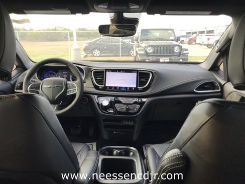 New 2025 Chrysler Pacifica Select w/ Fav Edition Package image 21