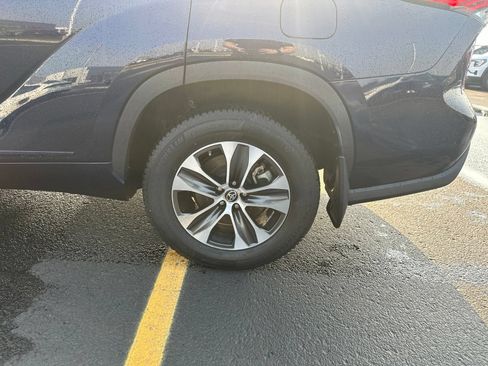 Used 2021 Toyota Highlander XLE AWD/4WD image 9
