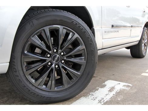 Used 2015 Lincoln Navigator 2WD image 27