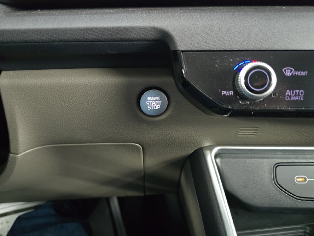 Used 2025 Kia Carnival EX FWD image 24