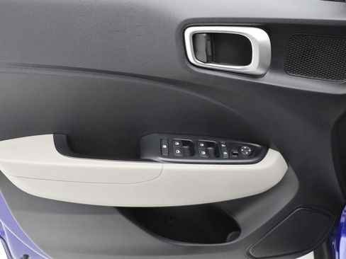 Used 2022 Hyundai Venue SEL image 15