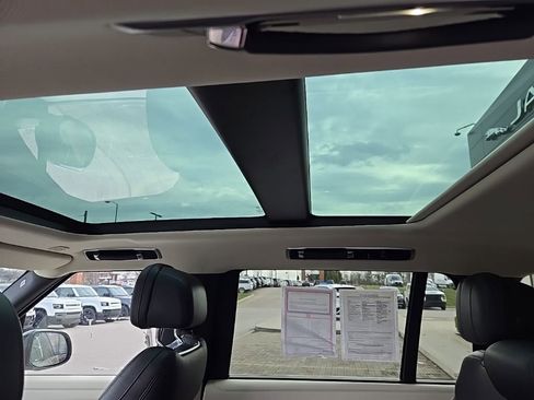 Used 2024 Land Rover Range Rover Long Wheelbase SE image 15