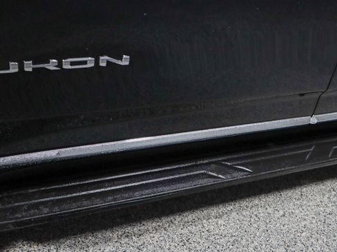 Used 2024 GMC Yukon SLT w/ SLT Premium Package AWD/4WD image 12