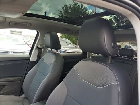 Certified 2025 Volkswagen Taos SE FWD image 16
