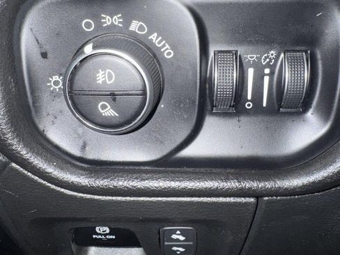 Used 2025 RAM 1500 Laramie AWD/4WD image 16