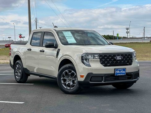 Used 2025 Ford Maverick XLT w/ Equipment Group 302A AWD/4WD image 2