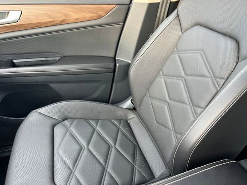 Used 2025 Volkswagen Atlas SE image 33