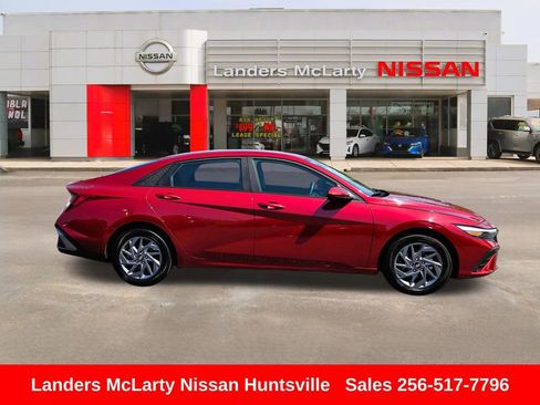 Used 2024 Hyundai Elantra SEL FWD image 2