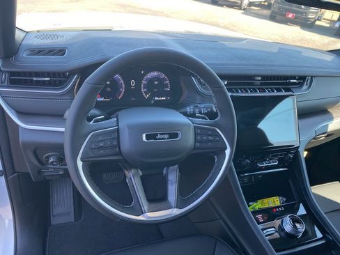 New 2025 Jeep Grand Cherokee Limited w/ Black Appearance Package image 14