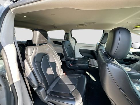 Used 2024 Chrysler Pacifica Touring-L image 26