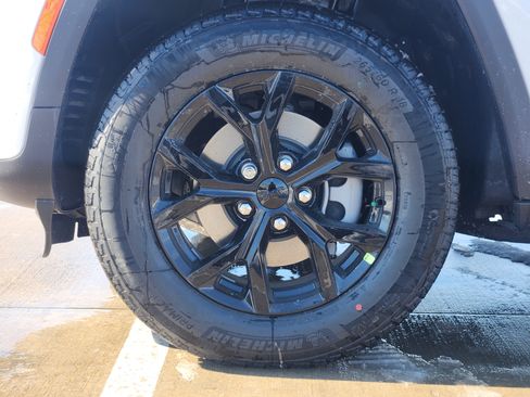 New 2026 Jeep Grand Cherokee Altitude image 9