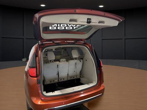 Used 2018 Chrysler Pacifica Touring-L FWD image 3