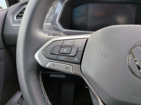 Used 2022 Volkswagen Tiguan SE FWD image 21