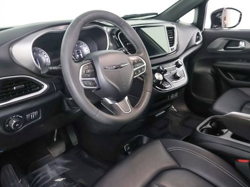 Used 2025 Chrysler Pacifica Select FWD image 26