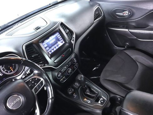 Used 2019 Jeep Cherokee Latitude w/ Cold Weather Group AWD/4WD image 32