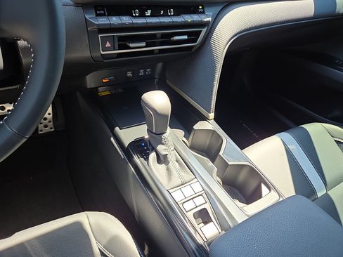 Used 2025 Toyota Camry SE w/ Convenience Package FWD image 25