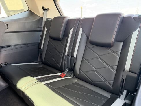 Used 2025 Volkswagen Atlas Peak Edition SE AWD/4WD image 37