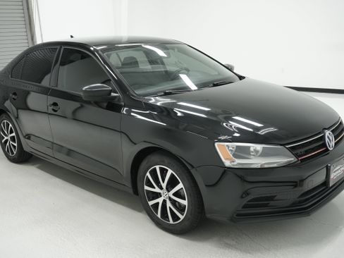 Used 2016 Volkswagen Jetta SE image 3