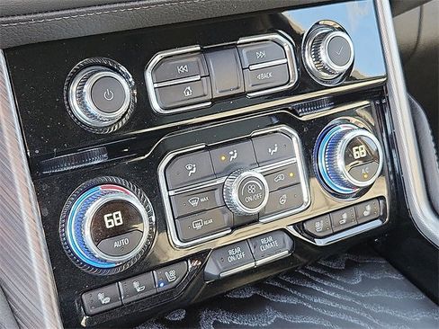 Used 2024 GMC Yukon XL Denali w/ Advanced Technology Package image 16