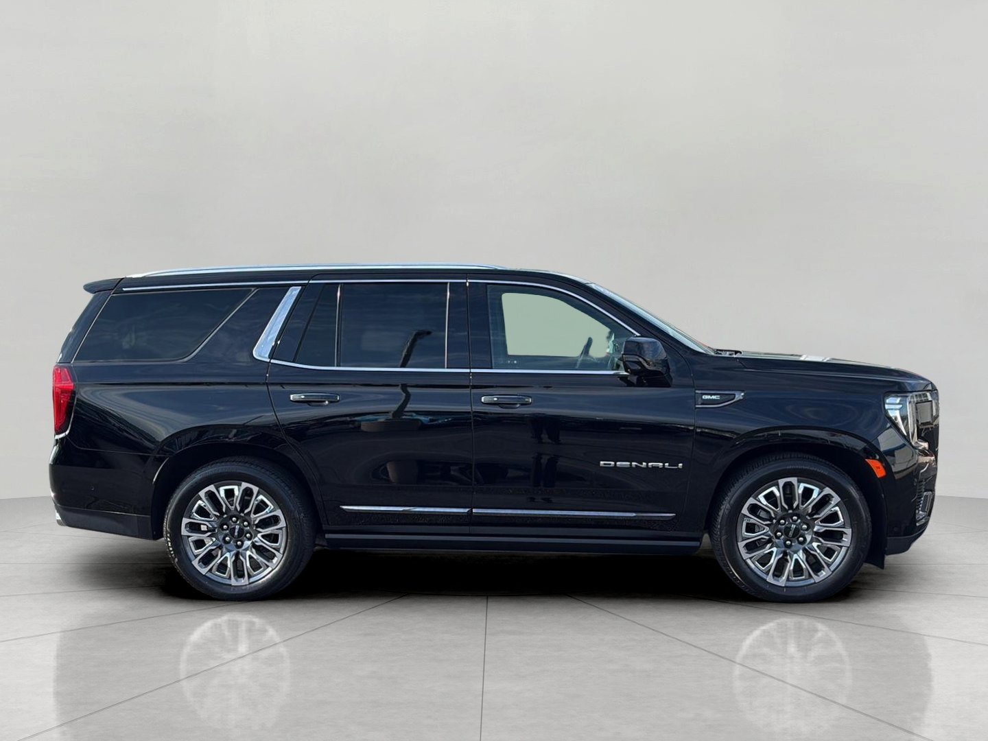 Used 2023 GMC Yukon Denali Ultimate AWD/4WD image 3