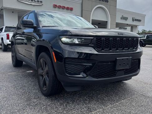 Used 2022 Jeep Grand Cherokee Altitude image 1