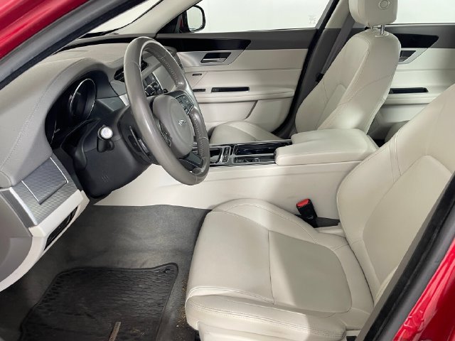 Used 2016 Jaguar XF Premium RWD image 5