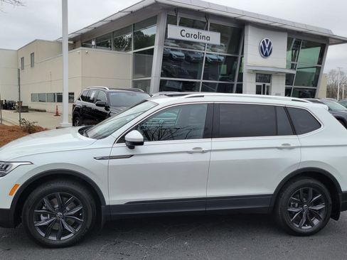 Certified 2023 Volkswagen Tiguan SE w/ Panoramic Sunroof Package image 2