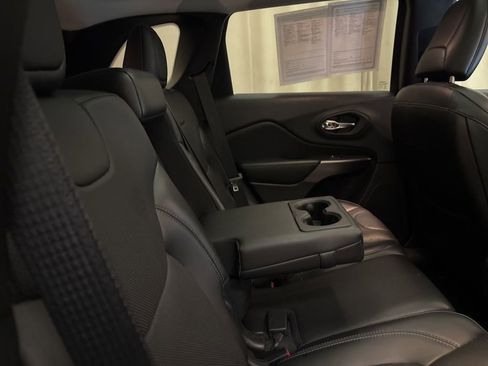 Used 2019 Jeep Cherokee Overland image 22