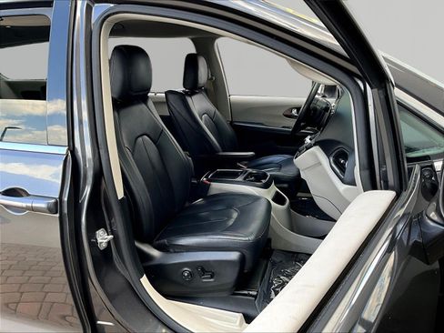 Used 2018 Chrysler Pacifica Touring-L Plus FWD image 28