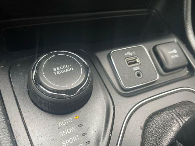 Used 2019 Jeep Cherokee Latitude Plus w/ Cold Weather Group AWD/4WD image 26