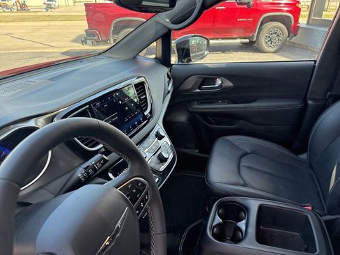Used 2025 Chrysler Pacifica Select image 6