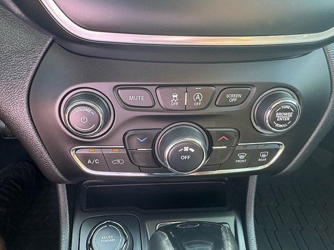 Used 2020 Jeep Cherokee Latitude Plus AWD/4WD image 12