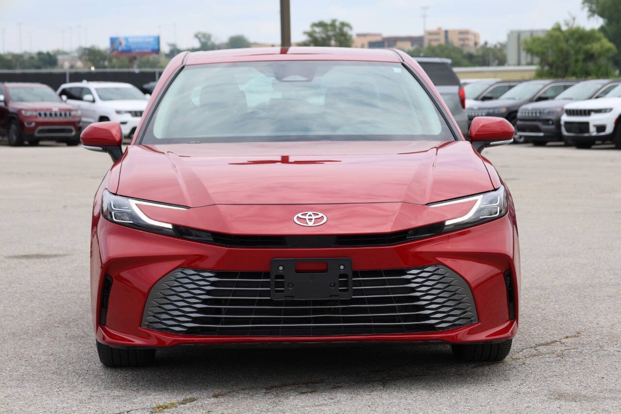 Used 2025 Toyota Camry XLE FWD image 5