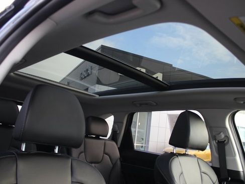 Used 2025 Kia Sorento SX image 36