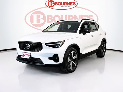 Used 2023 Volvo XC40 B5 Plus w/ Driver Assist Package AWD/4WD image 7