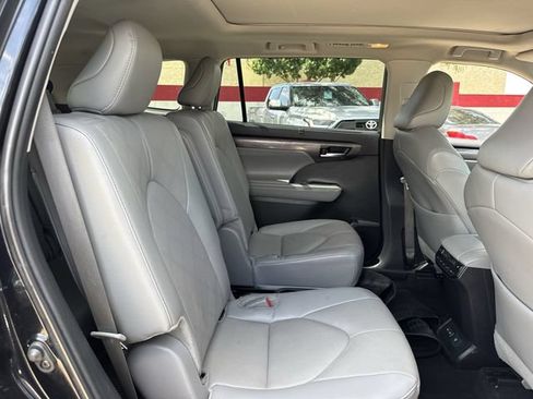 Used 2024 Toyota Highlander Platinum AWD/4WD image 35