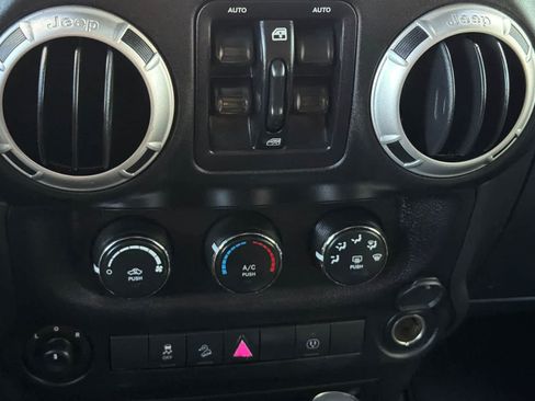 Used 2016 Jeep Wrangler Unlimited Sahara w/ Connectivity Group AWD/4WD image 22