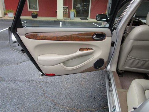 Used 2001 Jaguar XJ8 image 16